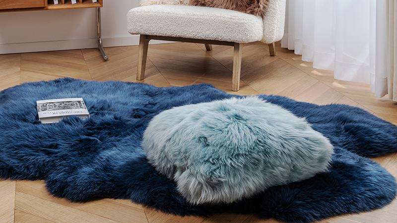 THE MOOD sheepskin rug and sheepskin pillow in blue colors